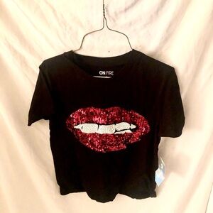 Red lips black t shirt